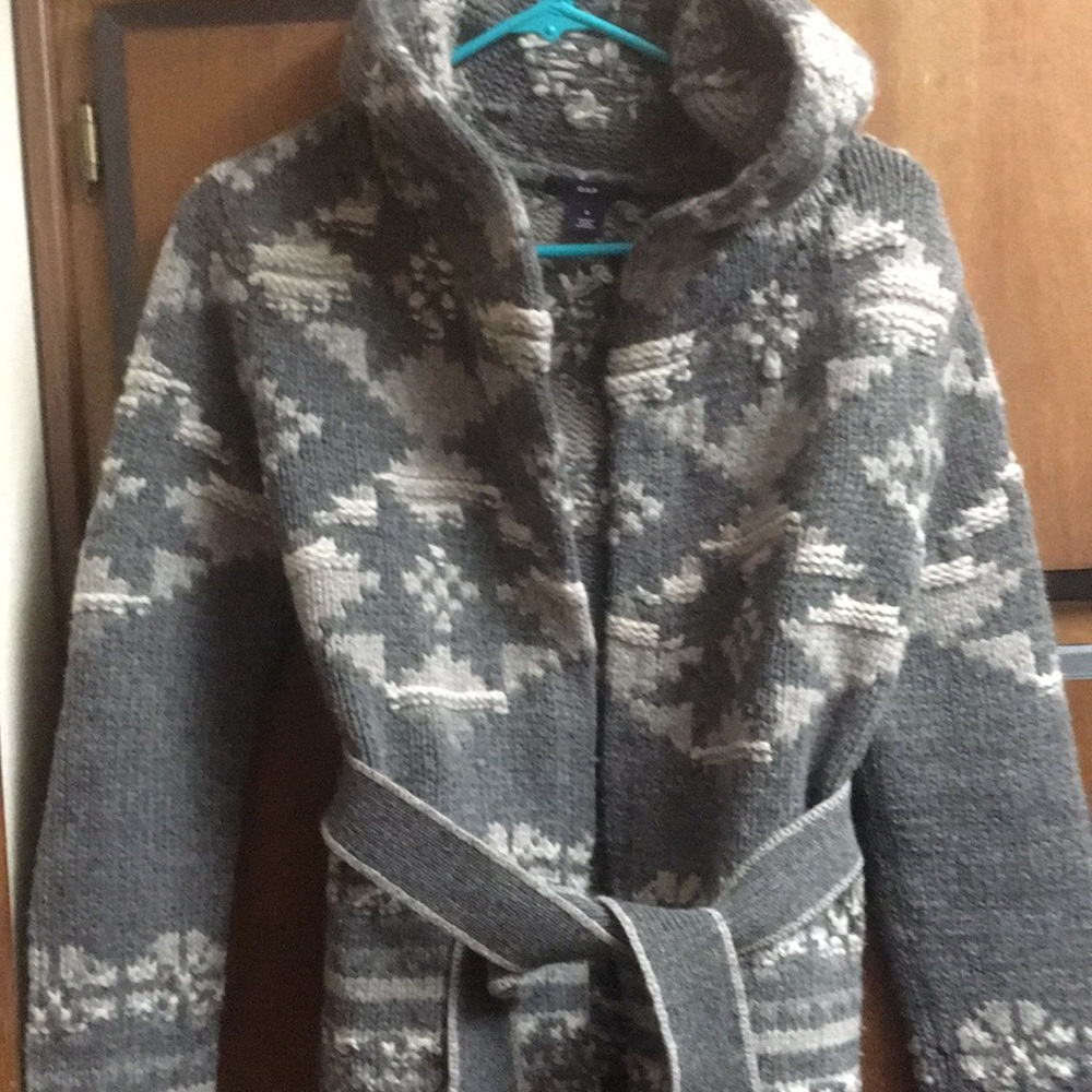Gap hooded sweater with belt! 100% lambs wool!
